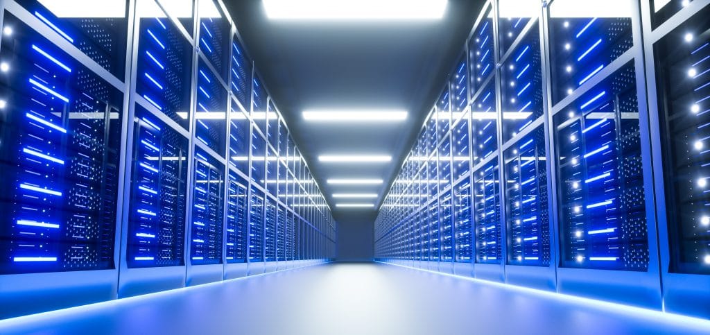 Questa immagine mostra una sala server con luce blu.