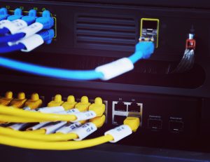 Puedes ver un servidor. Aquí se conectan varios cables en los enchufes previstos para ello.