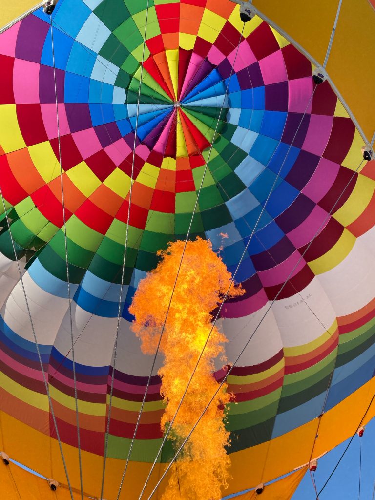 Afbeelding van een heteluchtballon met veel kleuren