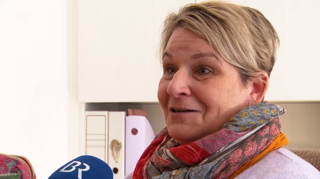 Bildet viser Michaela. Hun blir intervjuet.