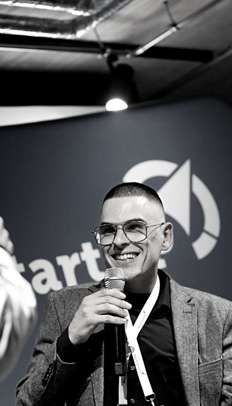 Chris-Start-Up_Gruender Shows the founder Chris with a microphone in his hand