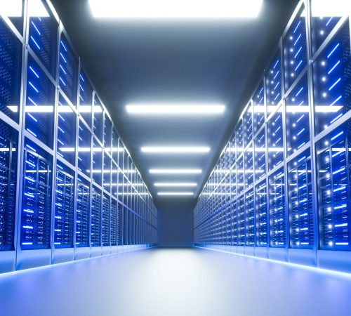 Cette image montre une salle de serveurs sous une lumière bleue.